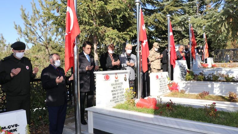 Bitlis'li şehitler kabirleri başında anıldı