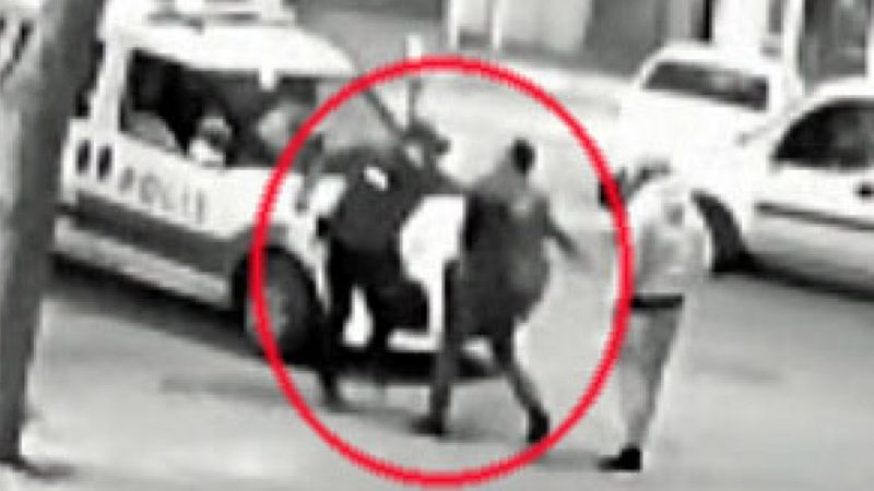 İzmir'deki polis memuruna çakı ile saldırı kamerada
