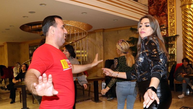 Alışveriş için Van'a gelen İranlıların gece eğlencesi