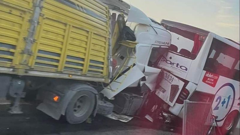 Afyonkarahisar'da 4 tır ve yolcu otobüsü kazaya karıştı