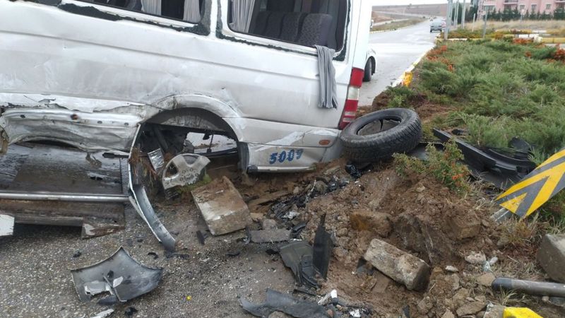 Uşak'ta öğrenci minibüsü kaza yaptı: 11 yaralı