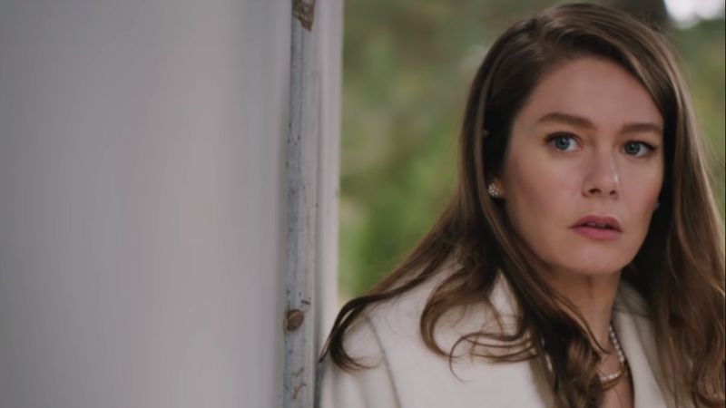 Camdaki Kız 22. bölüm fragmanı: Nalan annesinin mezarında!