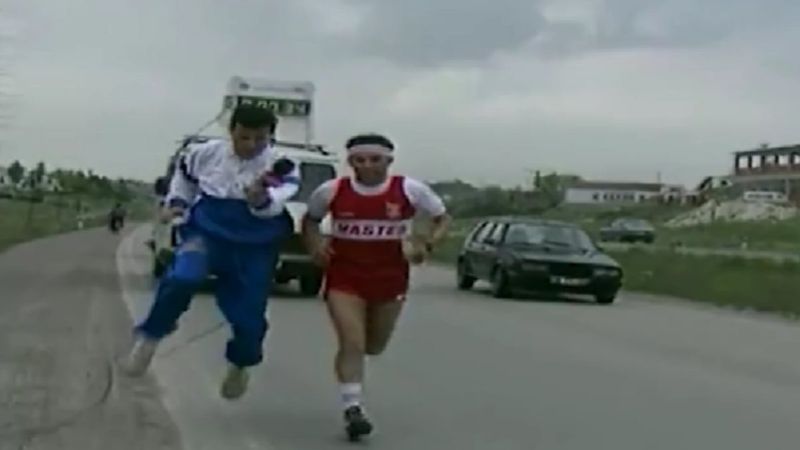 Master atletlerle röportaj yapan TRT muhabirinin zor anları