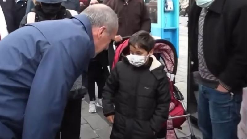 Muharrem İnce, tanışmak istediği çocuk Arap çıkınca yoluna devam etti