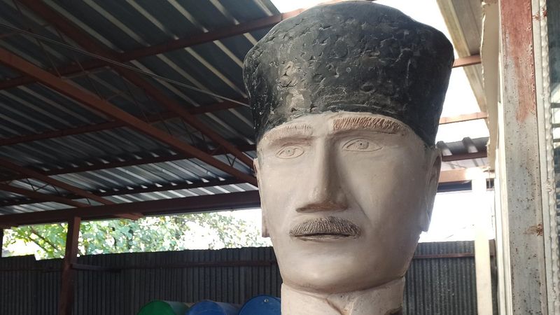 Kahramanmaraş'taki tamir ustası, sevgisini Atatürk heykelleriyle gösteriyor