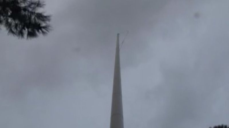 Çamlıca Tepesi'ndeki dev bayrak koparak uçtu