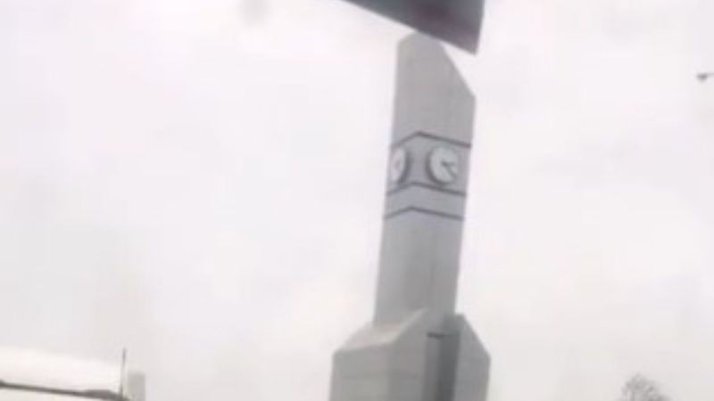 Lodos Çatalca'da saat kulesini devirdi