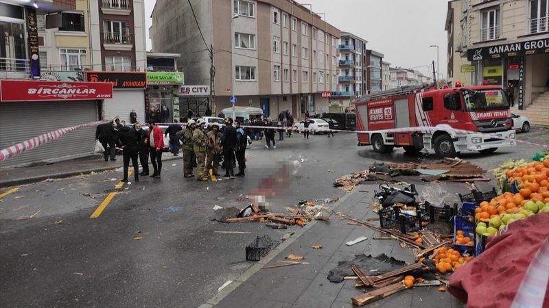 Esenyurt'ta fırtına çatıyı uçurdu, bir kadın yaşamını yitirdi