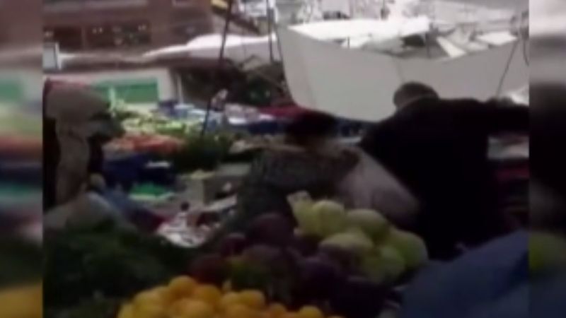 Küçükçekmece'de pazarcıların zor anları kamerada