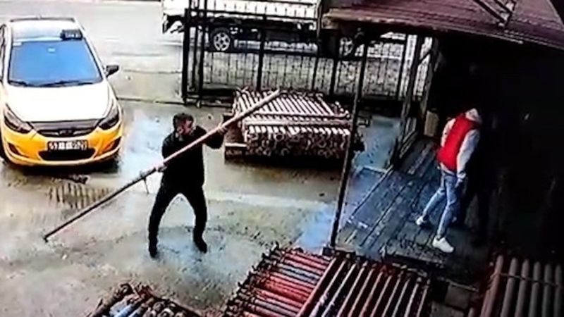 Rize’de, iş yerine bıçaklı ve demir çubuklu saldırı kamerada