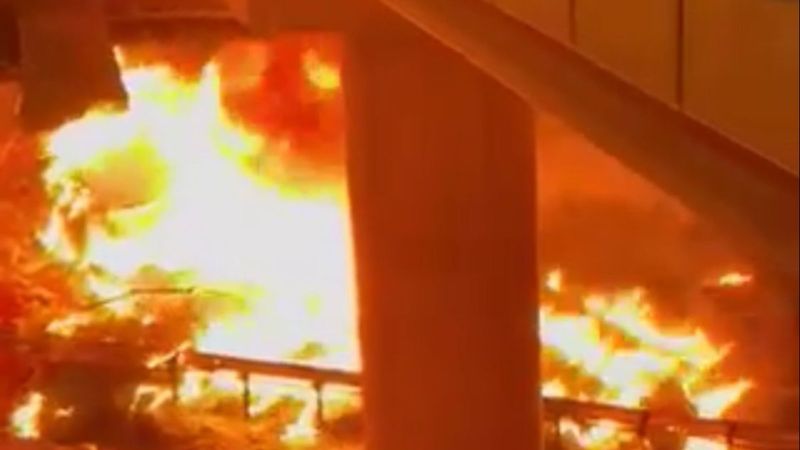 Niğde'de köprüden düşen tır cayır cayır yandı