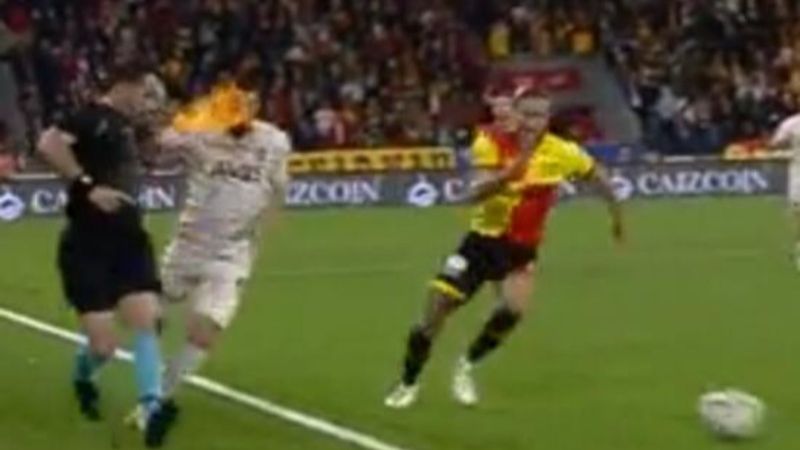 Yardımcı hakemin bayrağı İrfan Can'ı sakatladı