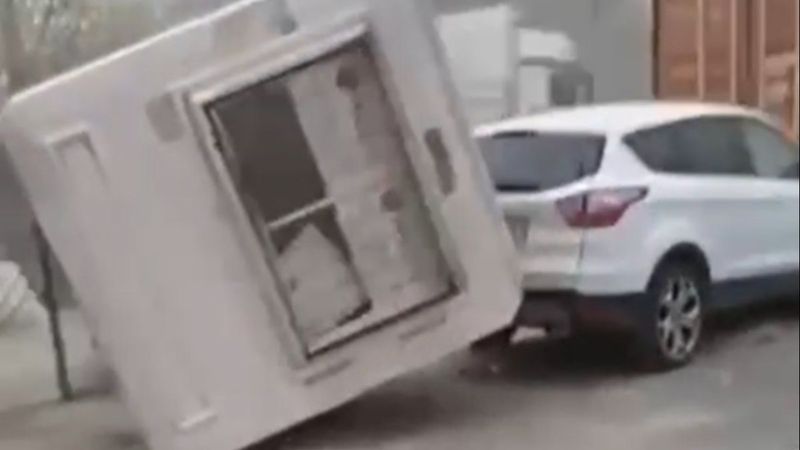 Avcılar'da güvenlik kulübesi devrildi