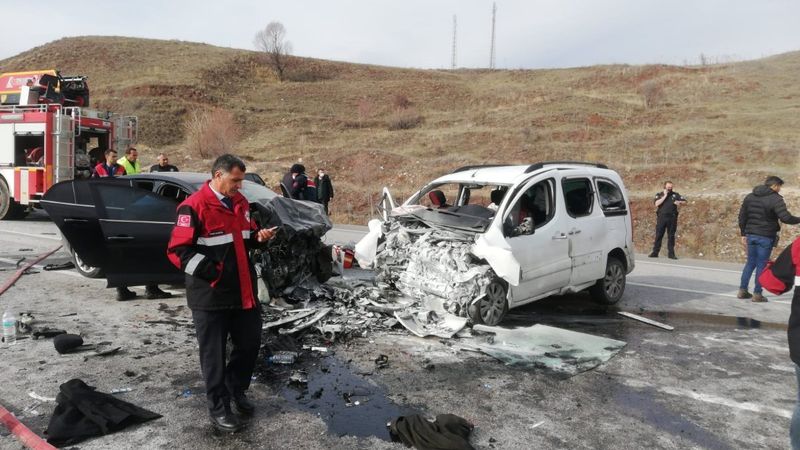 Sivas'ta iki araç birbirine girdi