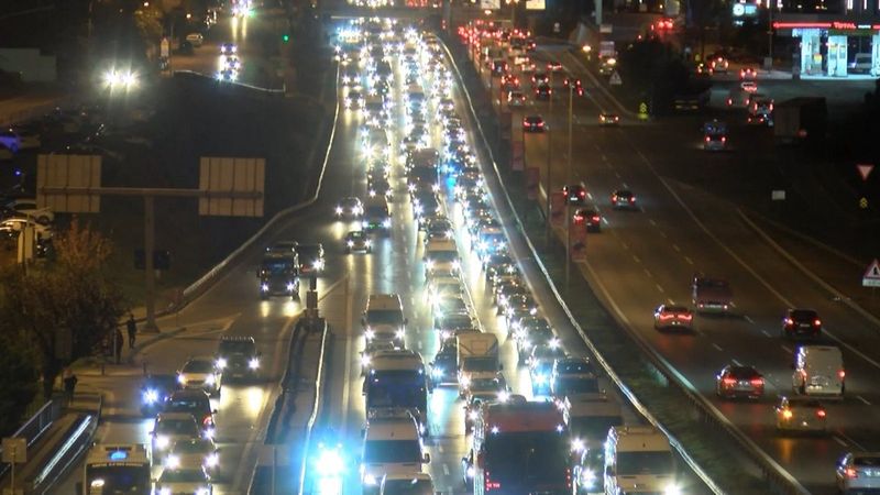 İstanbul'da haftanın ilk günü trafik yoğunlaştı