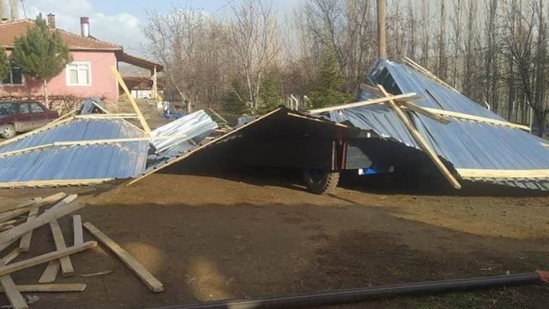 Çorum'da üzerine sac düşen çocuk yaralandı