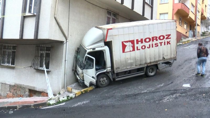 Gaziosmanpaşa’da kamyon, evin penceresine çarptı