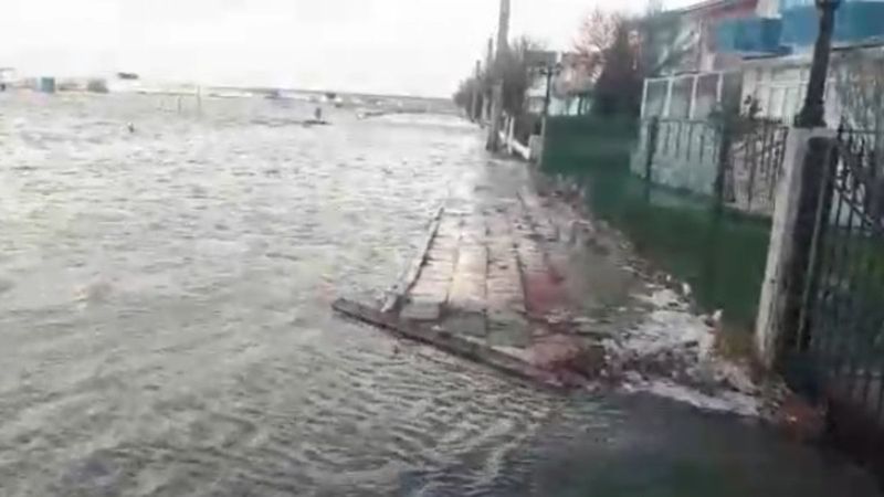 Edirne'de deniz taştı yollar kapandı
