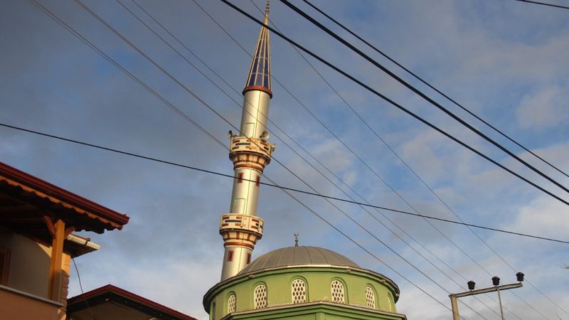 İzmit'teki cami minaresi fırtınaya dayanamadı