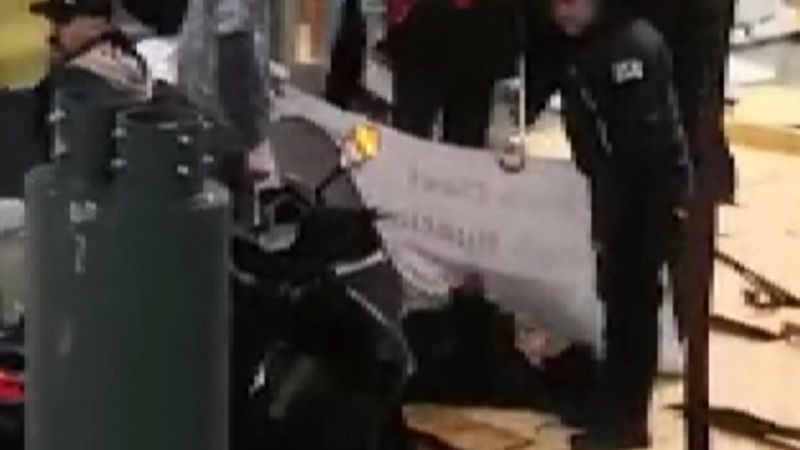 Kağıthane'de yola düşen çatı anne ile çocuğunu yaraladı