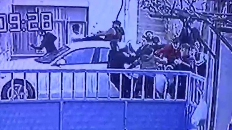 Sakarya'daki gençlerin yumruk yumruğa kavgası