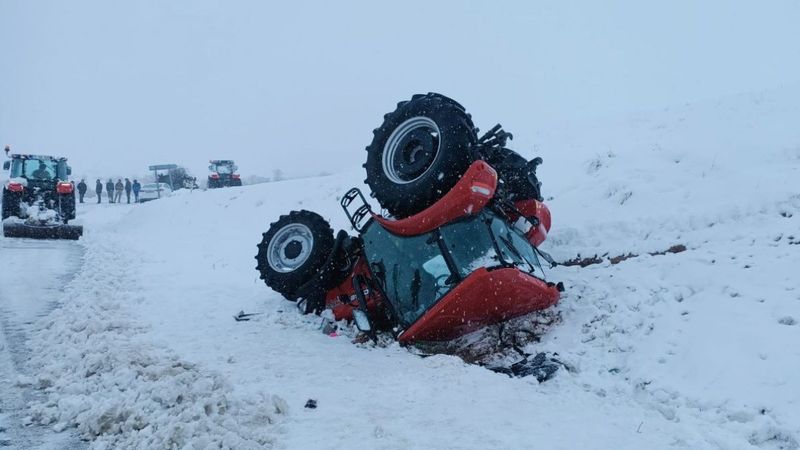 Erzincan'daki karlı yolda traktör devrildi: 1 ölü, 2 yaralı