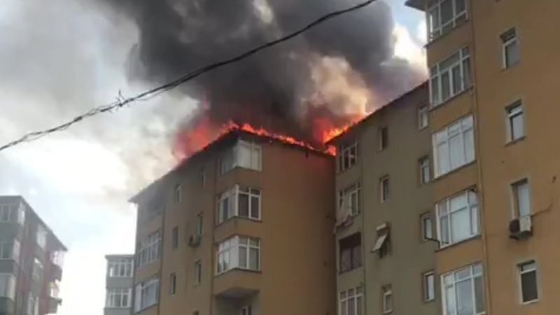 Ümraniye'de, bir sitenin çatısında yangın çıktı