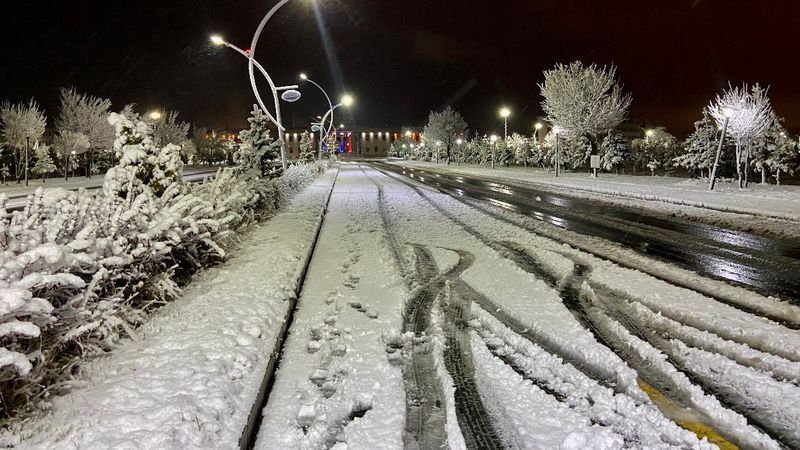 Ağrı beyaza büründü