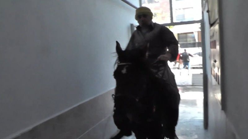 İzmir'deki ciritçi atıyla apartmana çıktı