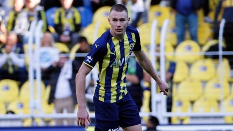 Attila Szalai sol beke geçiyor