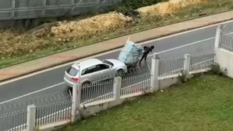 Başakşehir’de sürücü, yokuşta aracıyla kağıt toplayıcısına yardım etti