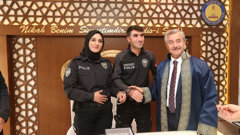 Gaziantep'teki polis çifte nikah sonrasında kelepçe takıldı