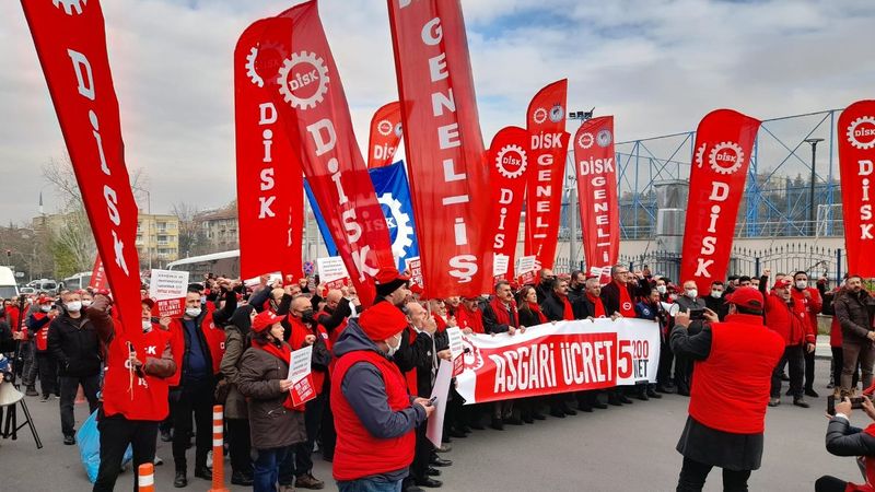 DİSK, Çalışma Bakanlığı önünde asgari ücret eylemi yaptı