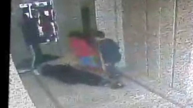 Adana'da 6 yaşındaki kızının önünde darbedilen kadın