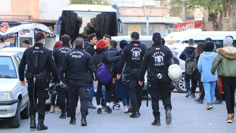 Şanlıurfa’da kuaför çalışanları ile öğrenciler arasında kavga: 10 gözaltı