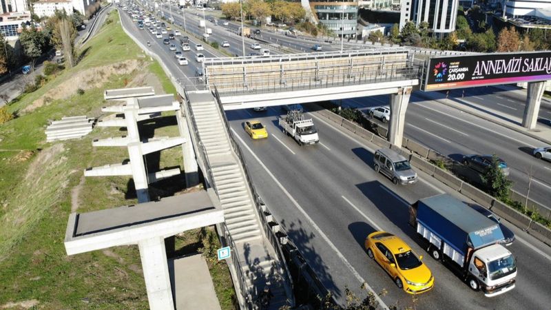 Maltepe’de üst geçitte yarım bırakılan engelli rampası, 3 yıldır tamamlanmadı
