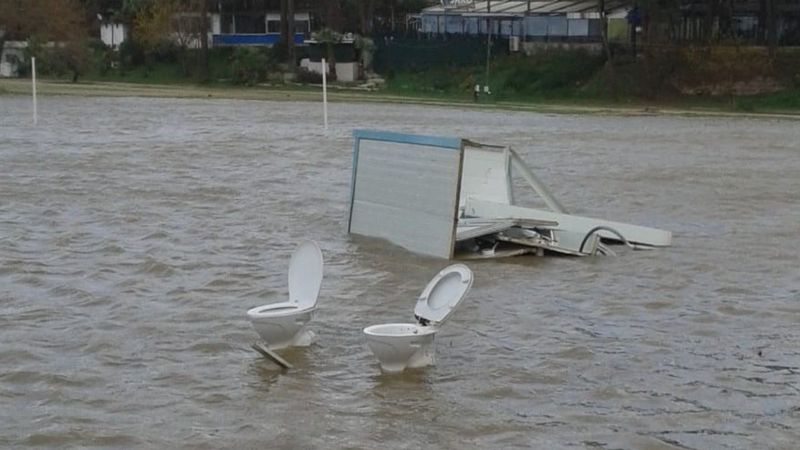 Burhaniye'de klozetler denizin ortasında kaldı