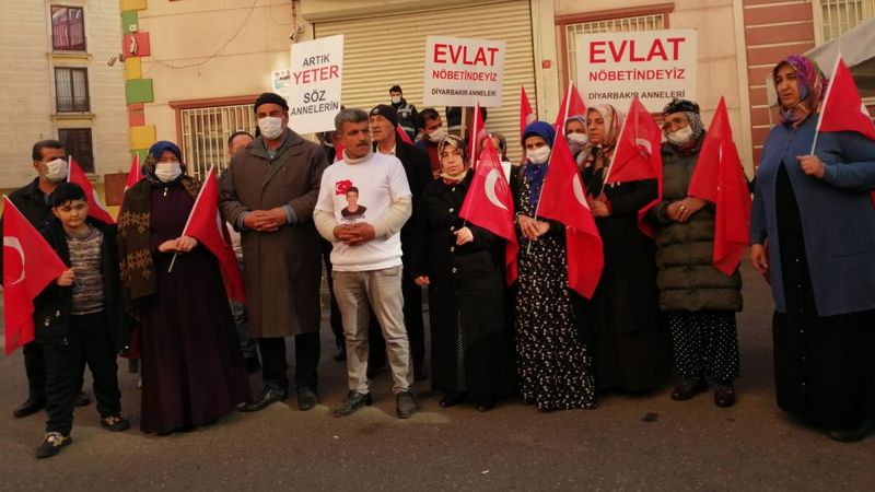 Evlat nöbetindeki baba: Çocuklarımıza işkence yapıyorlar