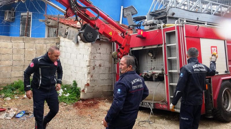 Antalya'da, yangına giden itfaiye aracı foseptiğe düştü