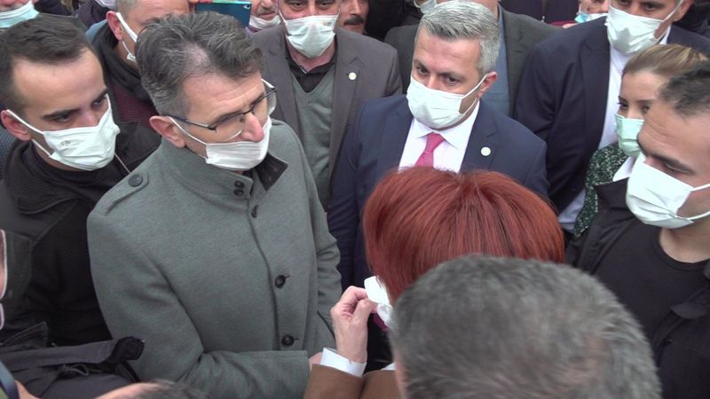 Meral Akşener’e yönelttiği 'başbakan' sorusu sonrası tartaklandı