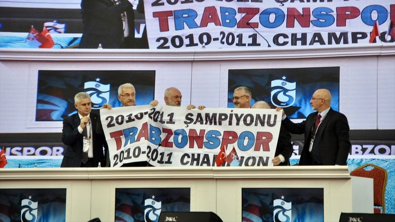 Trabzonspor genel kurulunda 2010-11 sezonuyla ilgili pankart