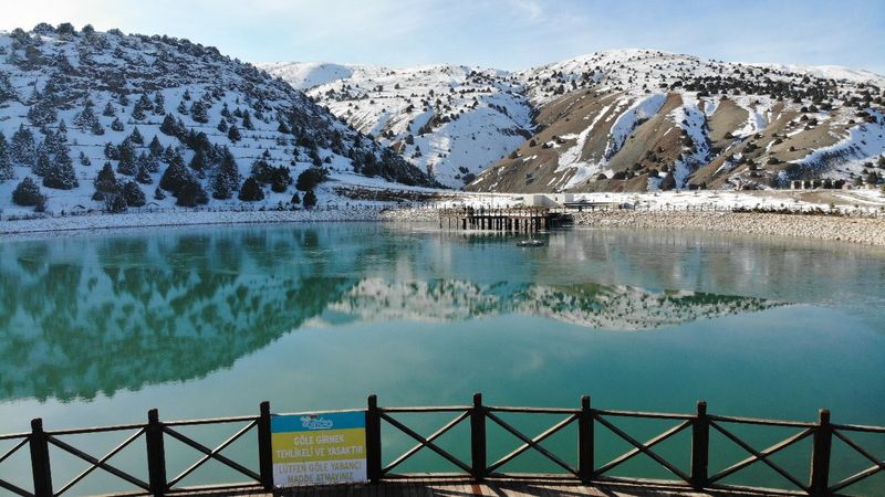 Yüzeyi buz tutan Ardıçlı Gölü mest ediyor