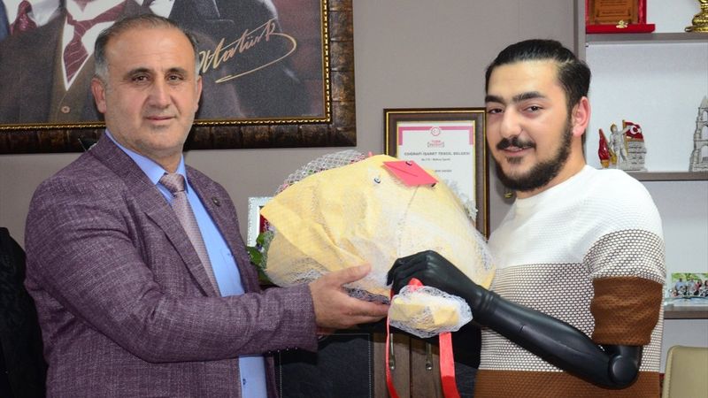 Aydın’da kollarını kaybeden genç, biyonik kollarına kavuştu