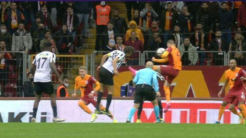 Cüneyt Çakır, Berkan'ın pozisyonuna neden penaltı verdiğini açıkladı