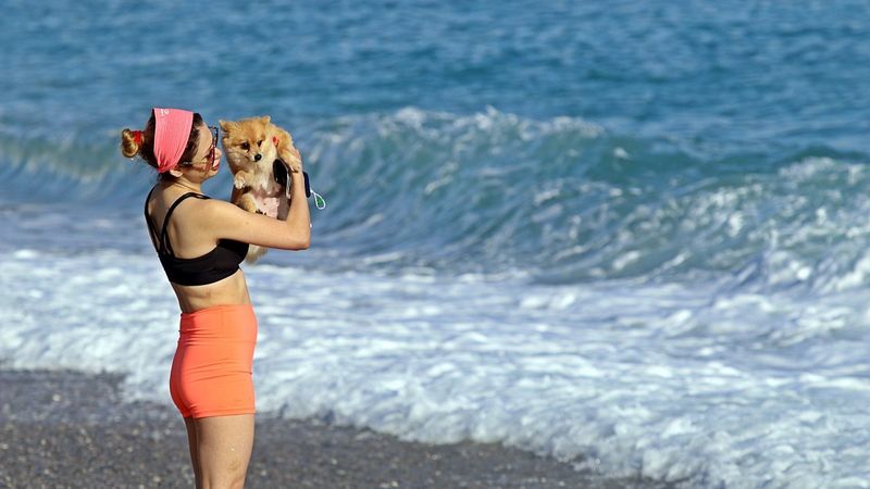 Antalya'da sağanak beklenirken güneş açınca sahiller doldu