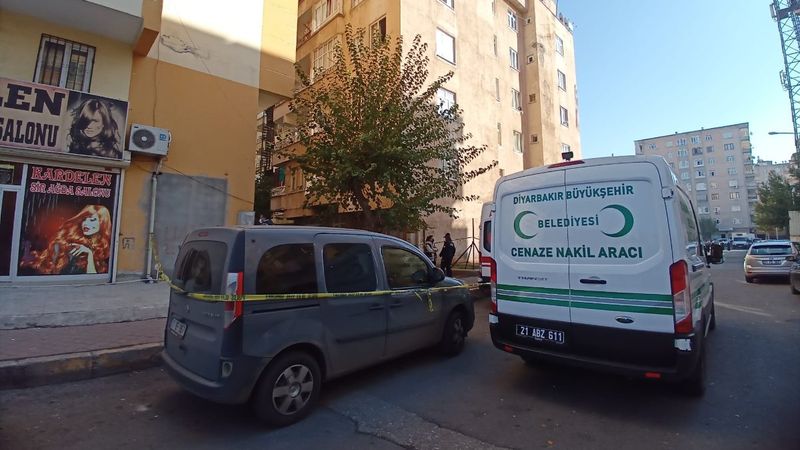 Diyarbakır'da cinnet geçiren baba, aile katliamı yaptı