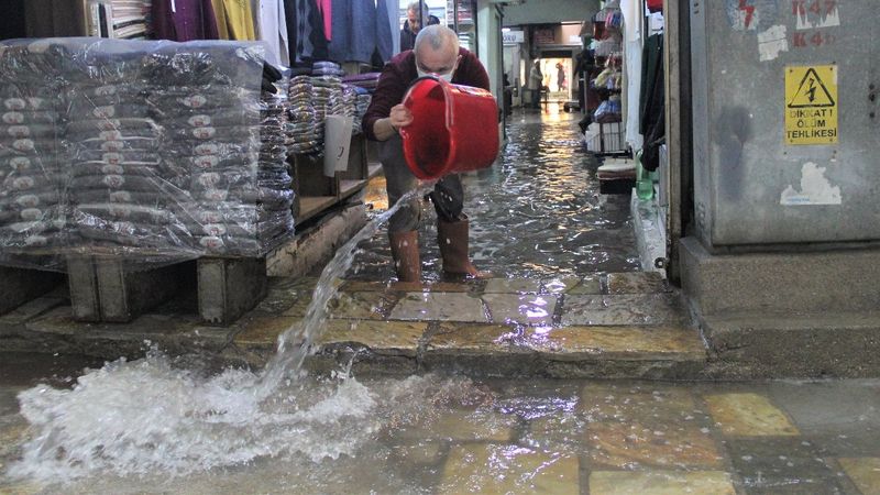 İzmir’de esnafın yağmur suyu çilesi