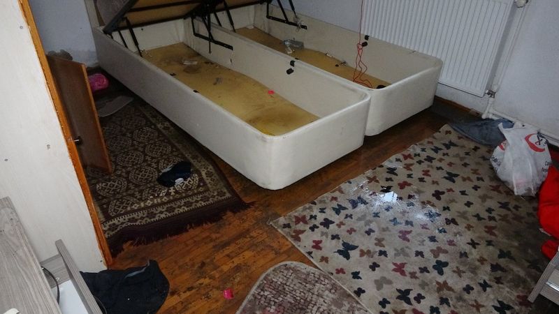 Isparta’da 2 çocuklu çiftin evi göle döndü