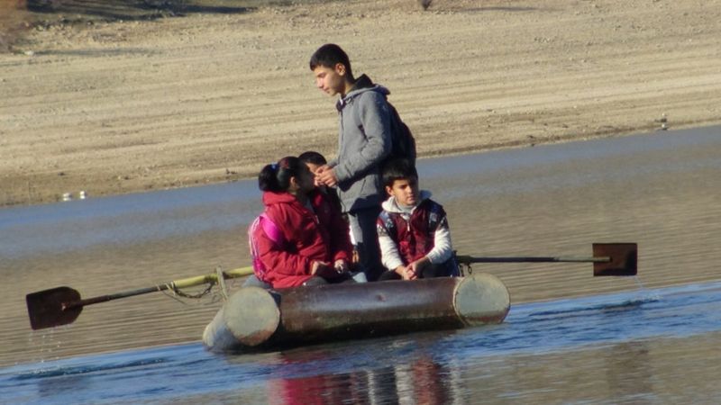 Diyarbakır'da öğrenciler okula kayıkla gidiyor