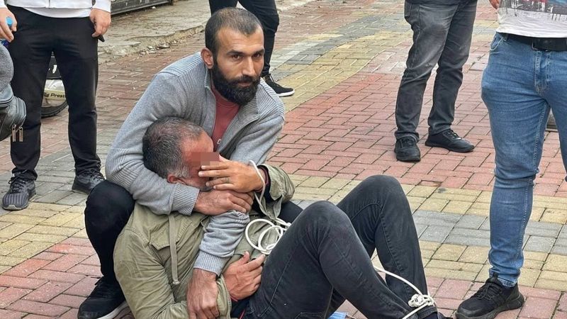 Antalya’da esnaf, dolandırıcılık yapan şahsın ellerini kabloyla bağladı